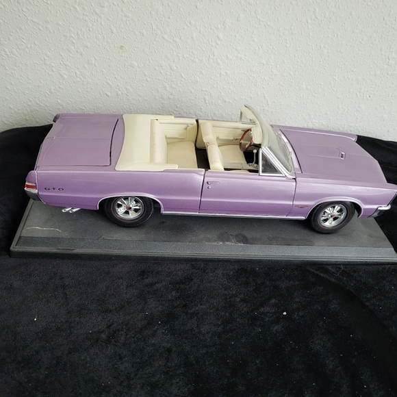 Maisto 1965 Pontiac G.T.O. Die-cast Model Car - Picture 7 of 10